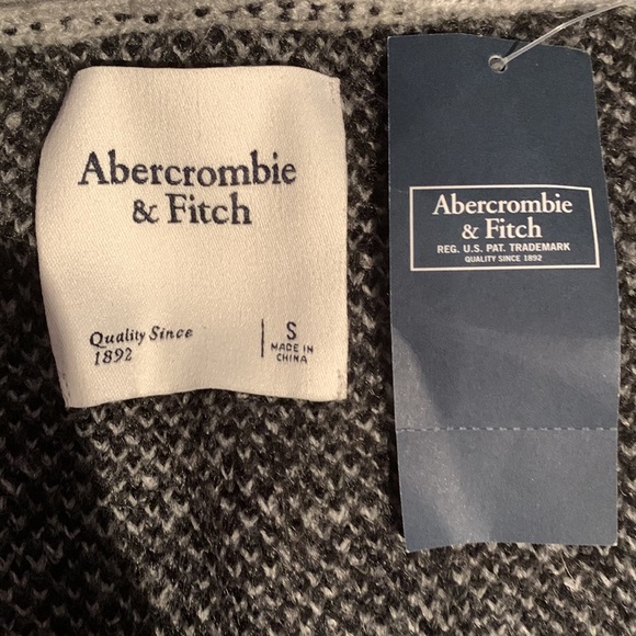 NWTs Abercrombie & Fitch, button down sweater. SZ SM - Picture 2 of 9